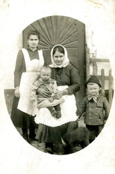 S maminkou a bratrem Františkem, cca 1916